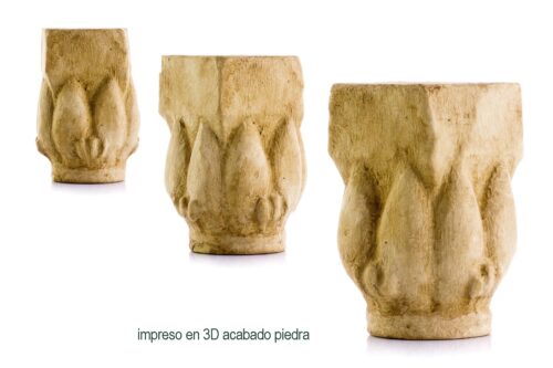 Esta es la parte superior o capitel de una columna. Toma la forma de una flor de loto cerrada. El loto era una de las dos plantas simbólicas del antiguo Egipto. El otro era el papiro, y muchos capiteles de columna también estaban tallados en forma de plantas de papiro. Los excavadores encontraron el capitel de la columna en el recinto de un templo construido por el faraón, Merenptah, que sucedió a Ramsés II ("El Grande"). Memephis, cerca del moderno Cairo en el norte de Egipto, fue la primera capital de Egipto y un lugar importante para que los reyes construyeran templos. Los constructores del templo reutilizaron parte de un templo mucho más antiguo construido en la 5ª dinastía, más de mil años antes. Este capitel de la columna ya era un artefacto antiguo cuando se incorporó al nuevo templo.